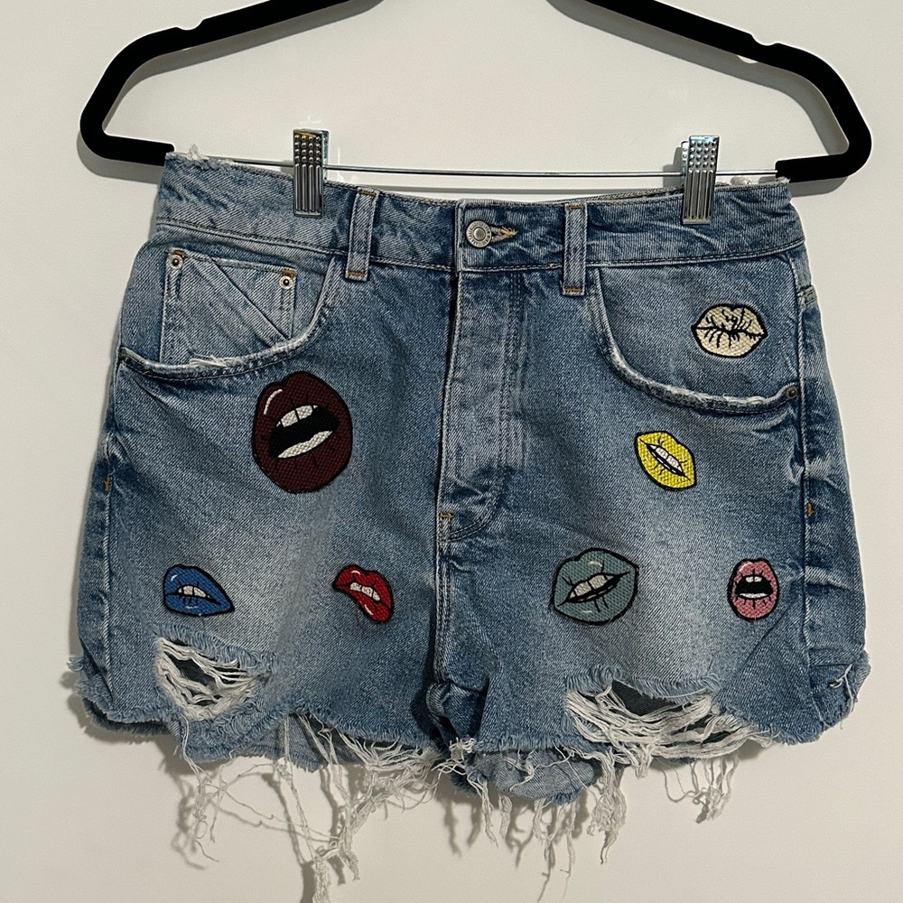 Zara Trafaluc Lips Patch Distressed Denim Shorts US 6